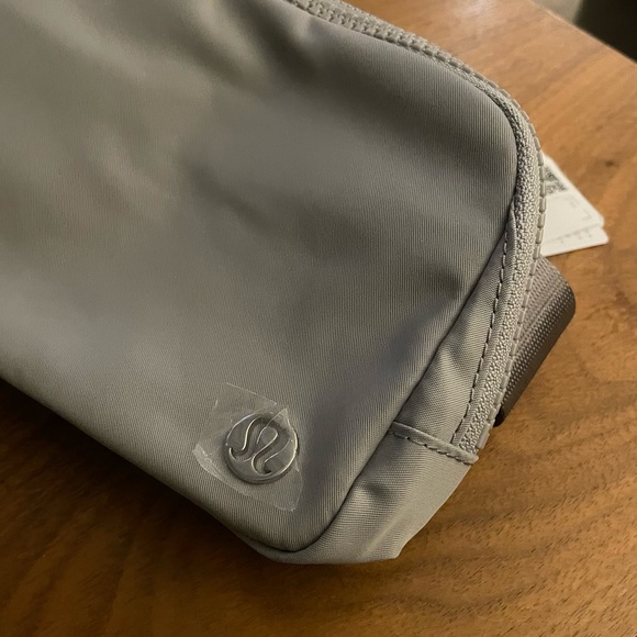 [ ❌ SOLD ] NWT Lululemon Everywhere Belt Bag 1L (Jade Grey) - Picture 6 of 9